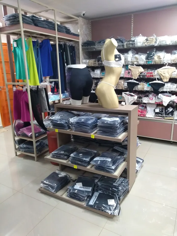 Exhibidor con calzas y lencería en paquetes
