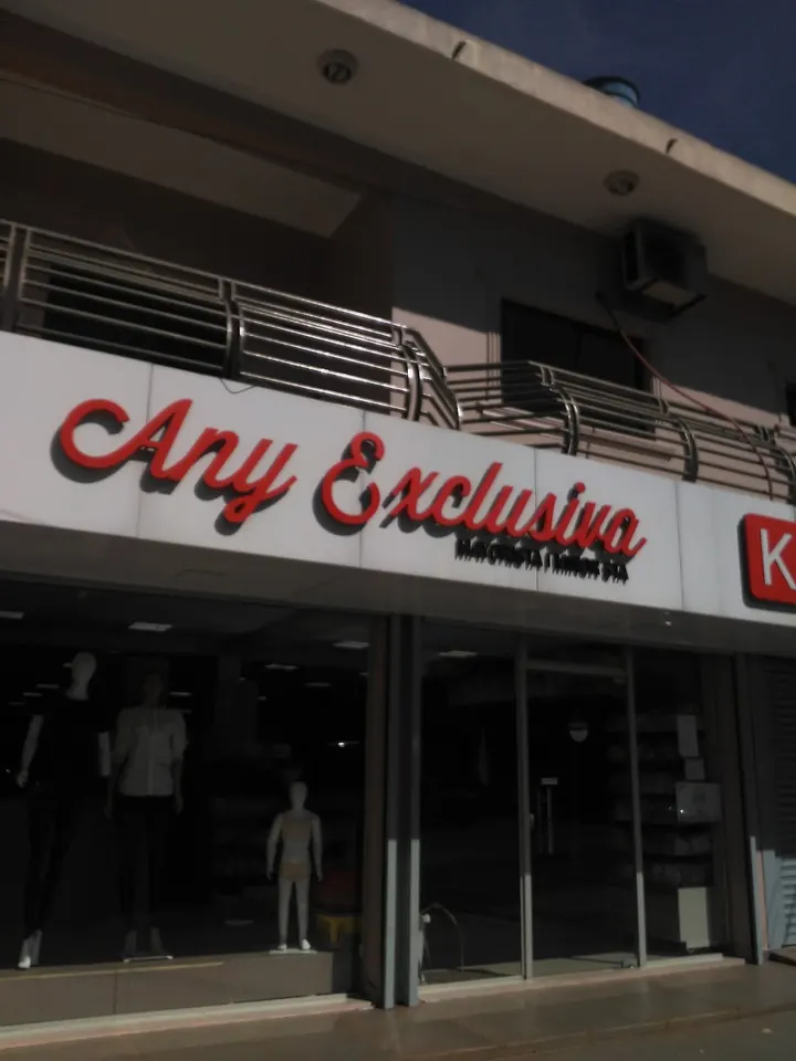 Fachada con el cartel rojo Any Exclusiva, mayorista y minorista