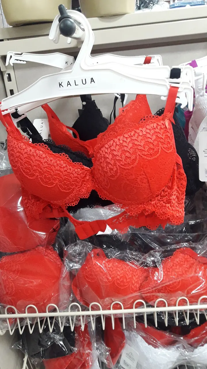 Corpiños de encaje rojo Kalua colgados en el salón