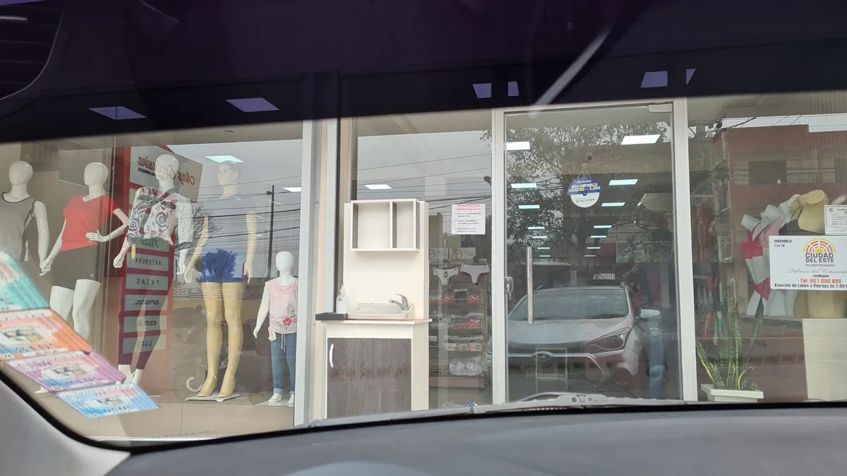 Vidriera con maniquíes y prendas